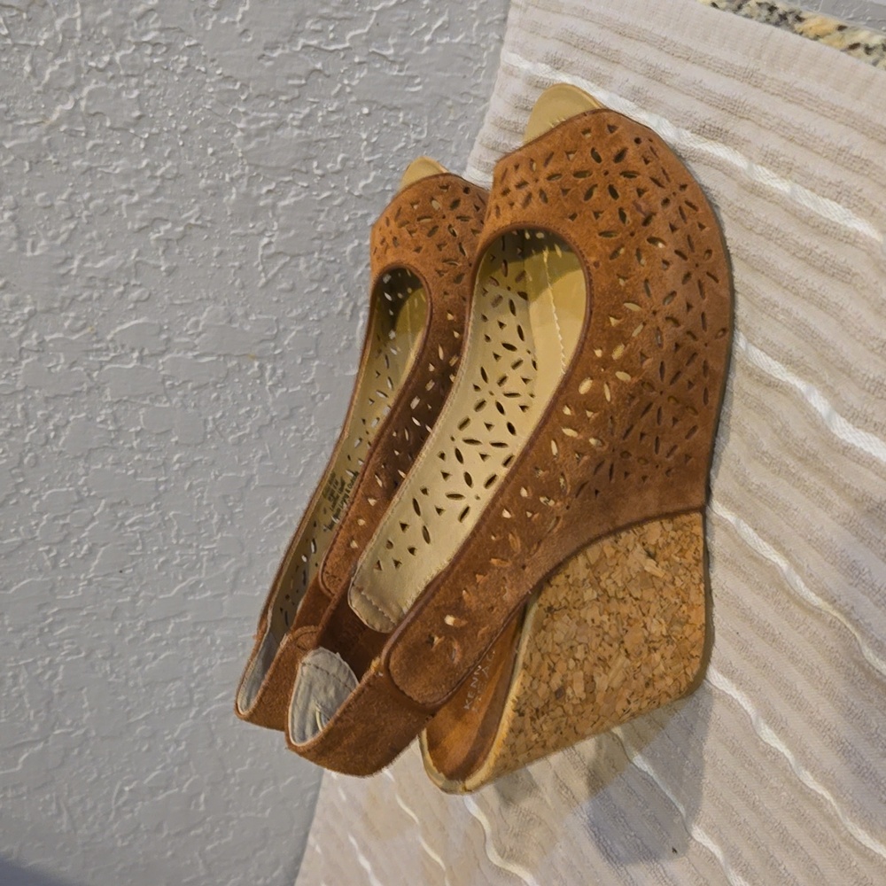 Kenneth Cole Reaction. Size 9. Brown heels